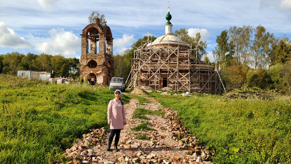 Лена возле храма в Фетиново и дорога, подсыпанная старым кирпичом