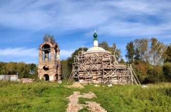 Старинный храм в Фетиново утром перед субботником