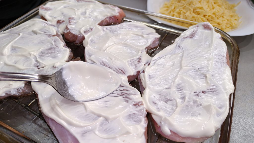 Порционные куски индейки, покрытые сметанным соусом