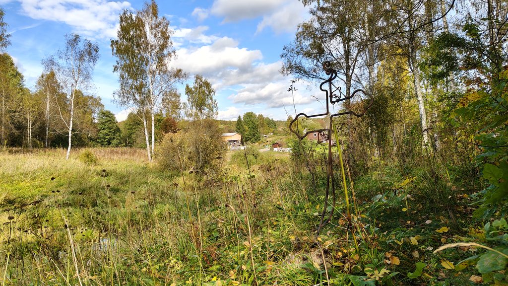 Старинный металлический крест на кладбище в Фетиново