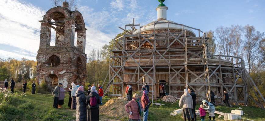 Восстанавливаемый храм в Фетиново после молебна 4 октября 2026 года.