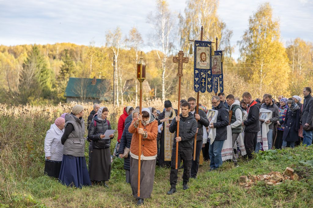Крестный ход с хоругвями вокруг храма в Фетиново.