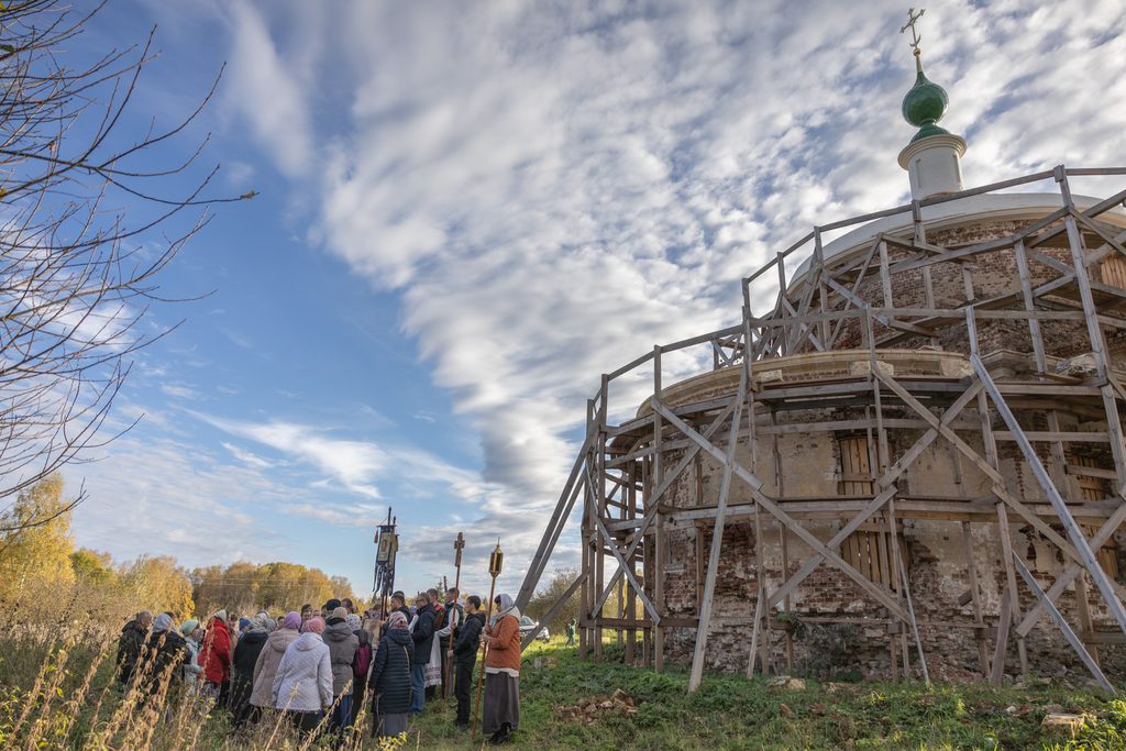 Участники крестного хода молятся за алтарной частью храма.
